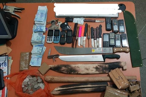 أكادير: حجز كيلوغرامين من مخدر الشيرا و 14 سلاح أبيض