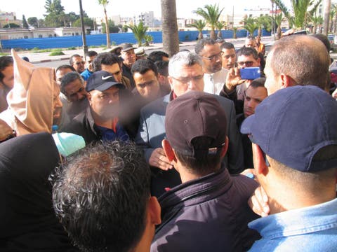 محتجون يحاصرون الرميد بسطات والإعلام ممنوع من الدخول