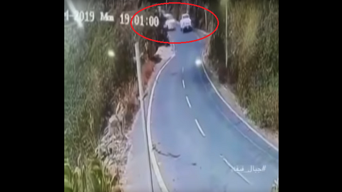 السعودية .. فيديو  يحبس الأنفاس لسقوط سيارة من أعلى قمة جبل