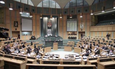 جلسة “انفعالية” للبرلمان الأردني تخللها مشاجرة بزجاجات (فيديو)