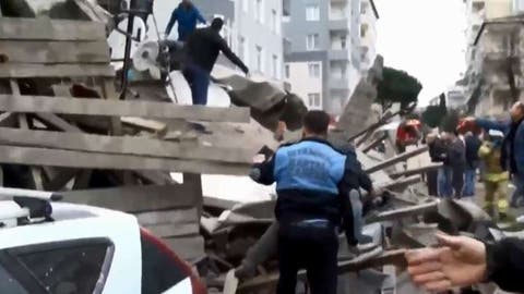 تركيا .. انهيار مبنى من 6 طوابق في اسطنبول