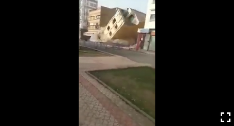 انباء عن سقوط عمارة سكنية من 3 طوابق بالفقيه بن صالح ( فيديو )