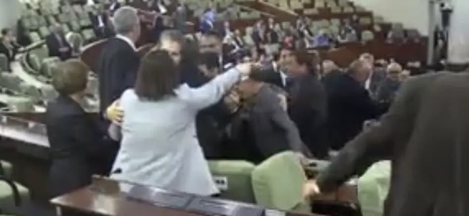Photo of شجار وتشابك بالأيدي داخل البرلمان الجزائري بسبب الولاية الخامسة لبوتفليقة (فيديو)