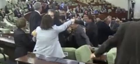 شجار وتشابك بالأيدي داخل البرلمان الجزائري بسبب الولاية الخامسة لبوتفليقة (فيديو)