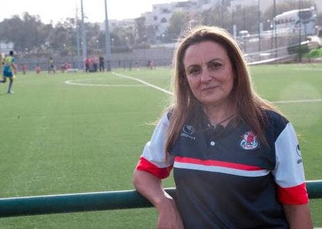 هناء الشرادي.. أول طبيبة أنثى لفريق كرة قدم للذكور بالعالم العربي‎