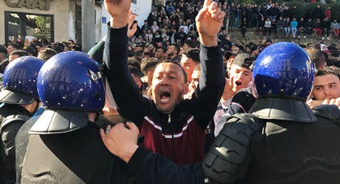 الجزائر… قنابل غاز كثيفة لمنع آلاف يقتربون من القصر واعتقال مرشح رئاسي