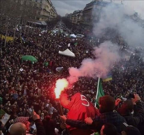 مئات الآلاف من الجزائريين يتظاهرون بباريس ضد العهدة الخامسة