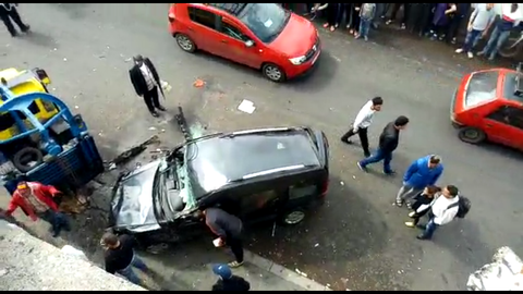 نجاة سائق بأعجوبة بعد سقوط سيارته من أعلى قنطرة ”أولاد زيان“ (+فيديو)