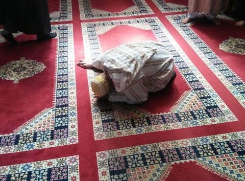 مسن يسلم الروح إلى بارئها وهو ساجد بمسجد