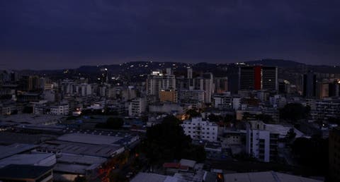 عطل كبير في الكهرباء يغرق كل فنزويلا تقريبا في الظلام
