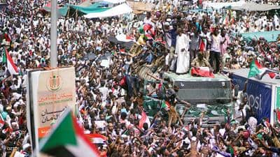 السودان.. مئات الآلاف يحتشدون حول مقر وزارة الدفاع