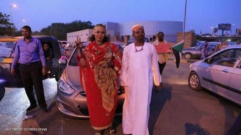 “عرس” في احتجاجات السودان.. والمتظاهرون: “أبشر يا عريس”
