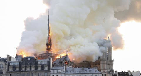 بالفيديو : حريق ضخم يلتهم أهم معالم باريس السياحية