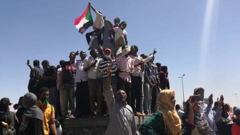 الجيش السوداني يطيح بالرئيس البشير ويعتقل مساعديه