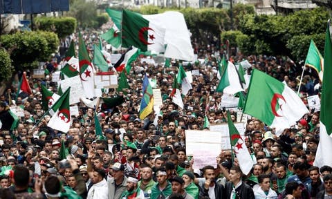 للجمعة العاشرة… الجزائريون يتظاهرون للمطالبة برحيل النظام