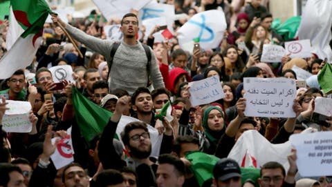 آلاف الطلاب الجزائريين يتظاهرون مجددًا مطالبين برحيل ”النظام“