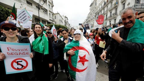 الجزائر .. الآلاف من الطلبة يخرجون للاحتجاج ضد “رموز النظام”