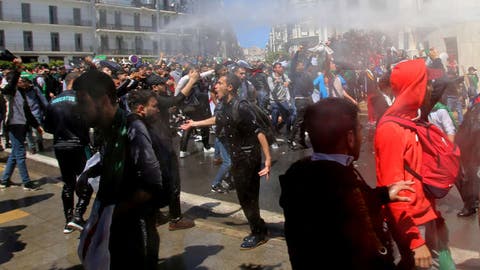 الجزائر.. مظاهرات رفضا لتولي بن صالح رئاسة الدولة والشرطة تستخدم الغاز المسيل للدموع