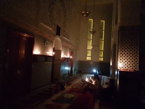 ساكنة توقد الشموع للصلاة بعد تملص وزارة الأوقاف من مسؤوليتها