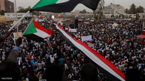 عشرات القضاة السودانيين يخرجون في مسيرة بالخرطوم