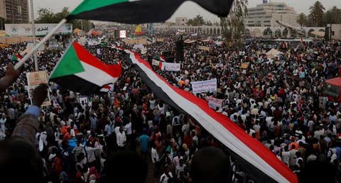 حشود بالآلاف في الخرطوم للمطالبة بسلطة مدنية