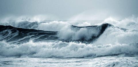 أمواج عاتية ورياح قوية بسواحل الجنوب و مندوبية الصيد البحري تحذر.