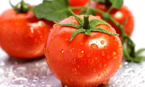 باحثون : تناول الطماطم يخفض من خطر تطور سرطان الجلد