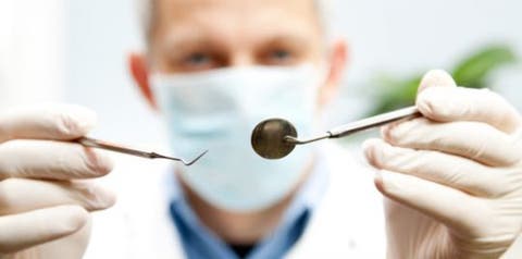 صدمة عارمة.. جراح أسنان يعرض 563 مريضًا لخطر الإيدز