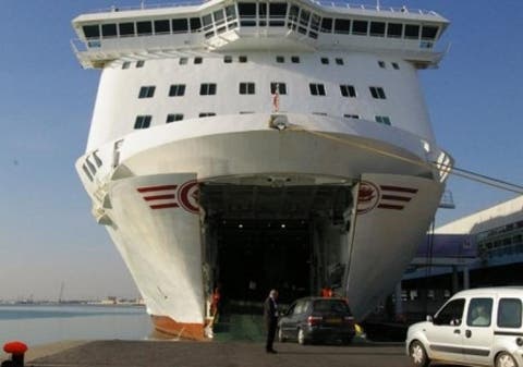 معـانـاة : ميناء طنجة المتوسط يفتقر إلى عربات جر الأمتعة (صور )