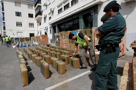 اسبانيا : تفكيك شبكة لتهريب المخدرات وحجز طنين من الحشيش
