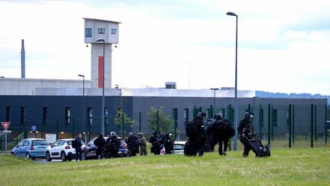 سجين متطرف يحتجز رهينتين داخل سجن في فرنسا