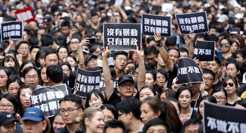 حكومة “هونغ كونغ” تعتذر للمواطنين بعد احتجاجات حاشدة على مشروع قانون
