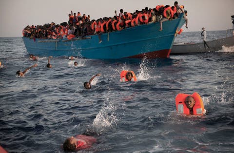 غرقى ومفقودين مغاربة جرّاء انقلاب قارب يحمل مهاجرين سريين بسواحل الحسيمة
