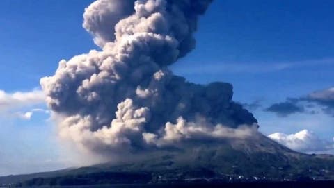 مصرع سائح نتيجة ثوران بركان في إيطاليا ( فيديو )