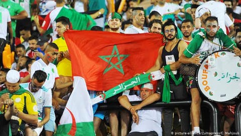 عقب فوز المنتخب الجزائري … فرحة مغربية جزائرية بمنطقة بين لجراف الحدودية ( صورة )
