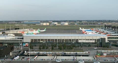 إلغاء عشرات الرحلات في مطار أمستردام لليوم الثاني