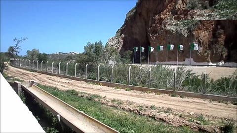 بعد فوز الجزائر .. السلطات تغلق الطريق المؤدية إلى منطقة بين لجراف الحدودية مع الجارة الشرقية
