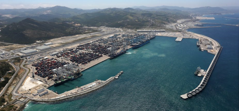 صحيفة فرنسية تبرز أهمية ميناء طنجة المتوسط
