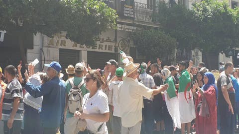 مظاهرات الجزائريين تستعيد زخمها وتحذّر من المناورات السياسية