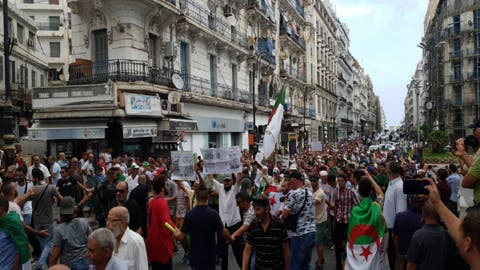 طلاب الجزائر يضغطون لتسريع إجراءات التهدئة