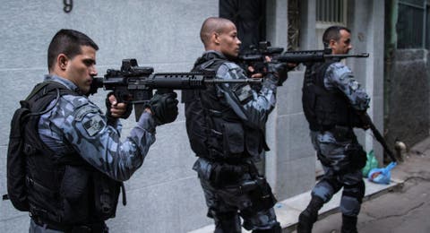 مسلح يحتجز 18 رهينة على متن حافلة في البرازيل