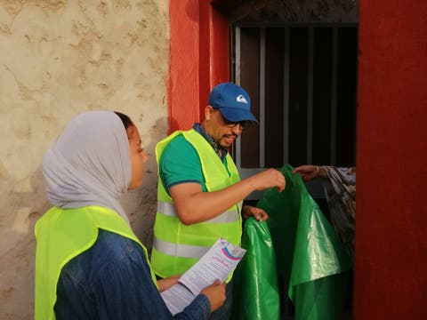 اشتوكة:جمعية المبادرات المحلية توزع أكياسا بلاستيكية على المواطنين حفاظا على نظافة الأحياء.