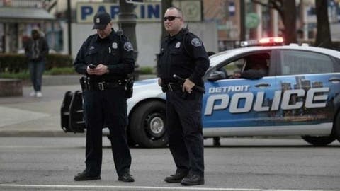 بالفيديو.. ضابط شرطة أمريكي يقتل سيدة “بالخطأ” بعد إنقاذها