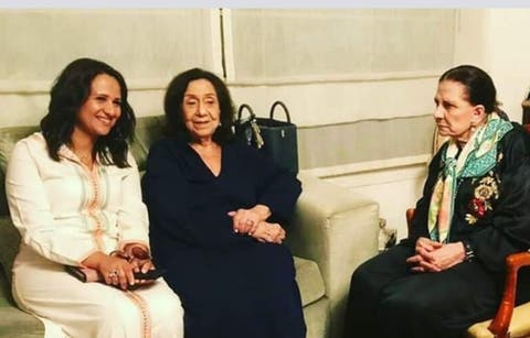 بابتسامة عريضة .. زوجة السفير المغربي تعزي في الرئيس التونسي الراحل