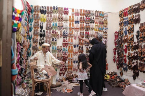 حي العرب في سوق عكاظ يتيح للزوار تجربة الطواجن المغرببة والعروض الشعبية والمنتجات الحرفية