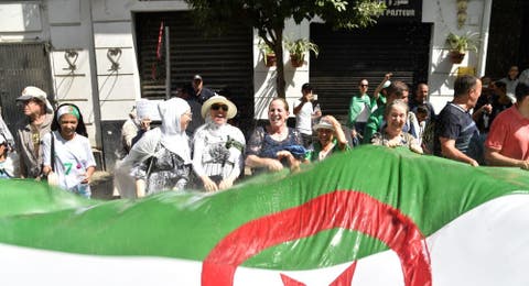 طلاب جزائريون يتظاهرون رفضا لانتخابات رئاسية قبل رحيل باقي رموز النظام
