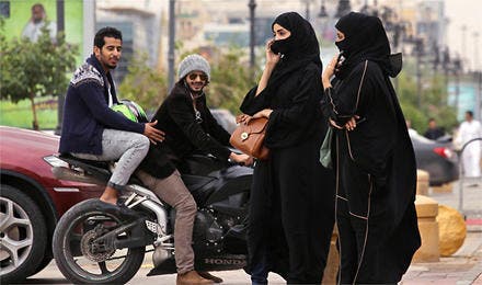 “بإمكان المرأة السعودية أن تسافر دون إذن ولي الأمر”