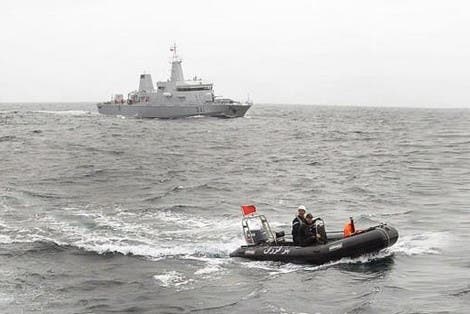 البحرية الملكية تقدم المساعدة لمرشحين للهجرة السرية