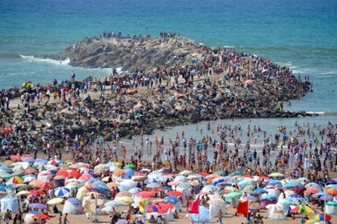 مصطافون مغاربة: كفى خياماً وقناني غاز على الشاطئ!