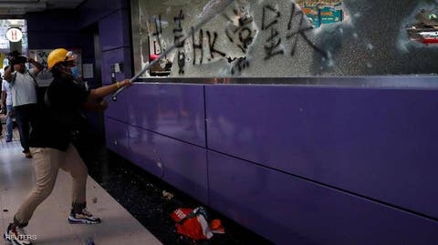 هونغ كونغ.. استهداف المترو ودعوة لإضراب عام